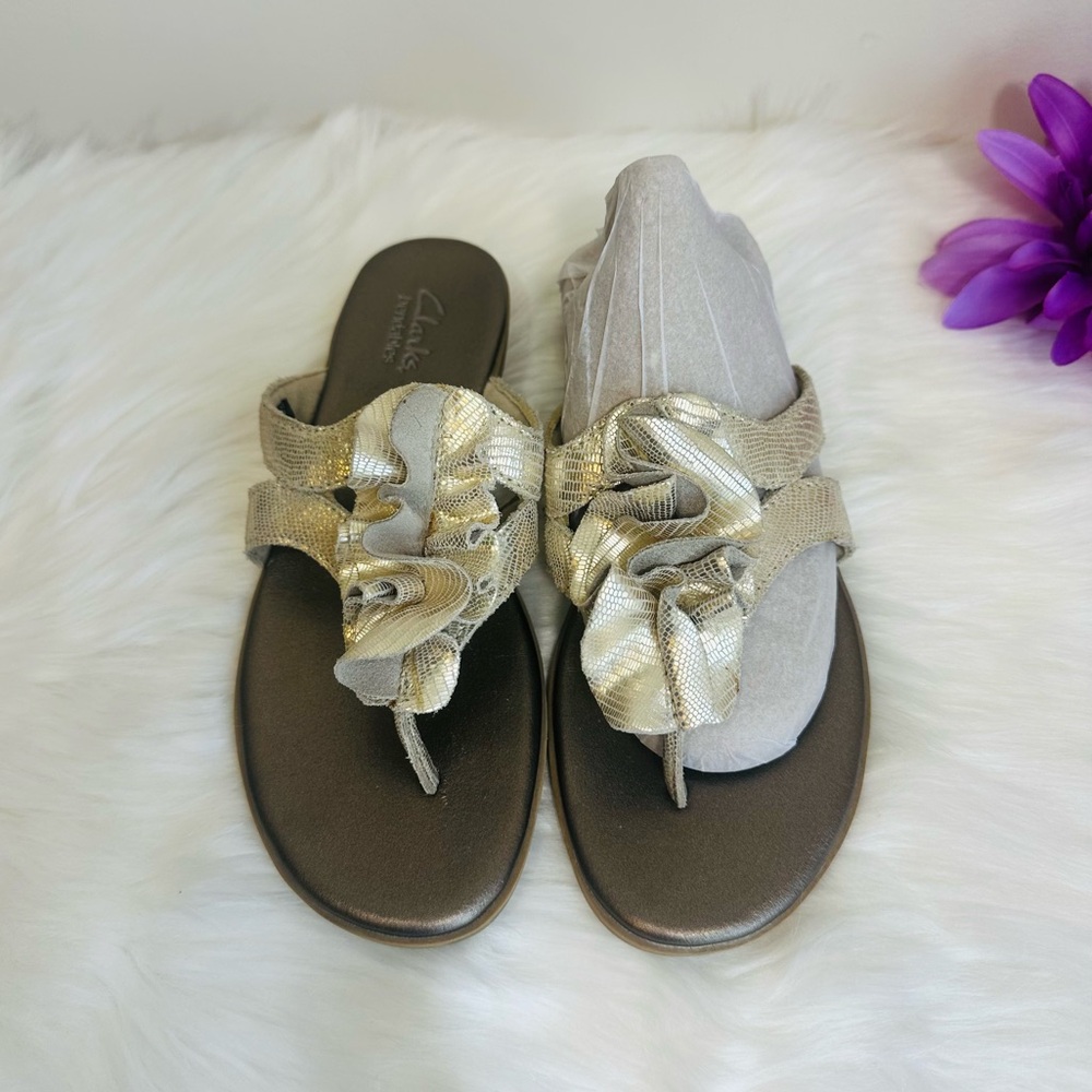 Clarks Metallic Gold Leather Ruffle Thong Slide Sandals 1”Wedge Heel Size 6M - Picture 12 of 16
